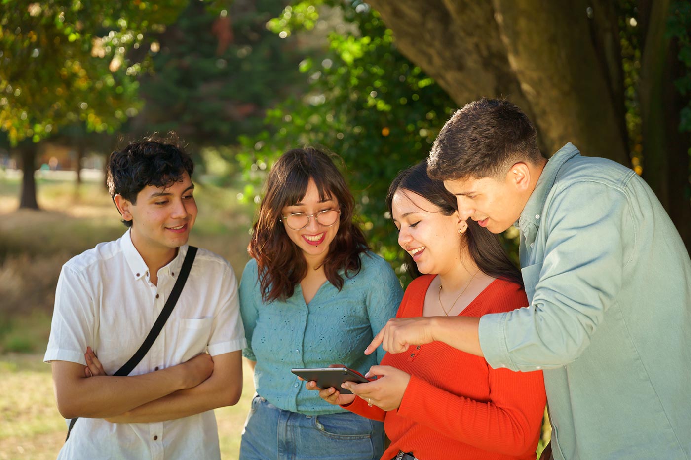 PLACER - Visit UCR - IMG - Tours - Self-Guided A group of students study information on a tablet during a campus tour.